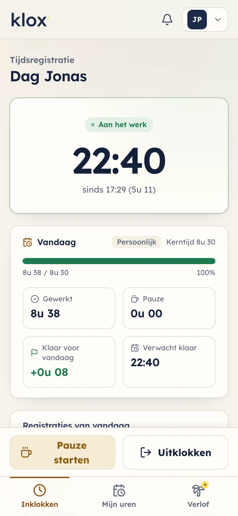 Klox-inklokscherm op een smartphone: werknemer aan het werk sinds 17:29, met knoppen om pauze te starten of uit te klokken